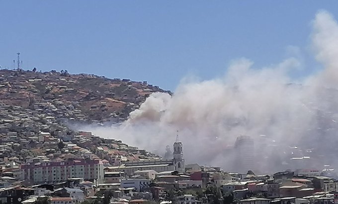 Bomberos informó que incendio en cerro de Valparaíso fue controlado