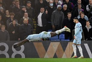 [Video] ¡Se tiró un piscinazo al pasto! El divertido festejo de un jugador del West Ham en la Premier League