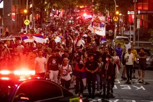 [Video] Desórdenes en Melbourne: fanáticos de Djokovic provocan disturbios en el centro ciudad