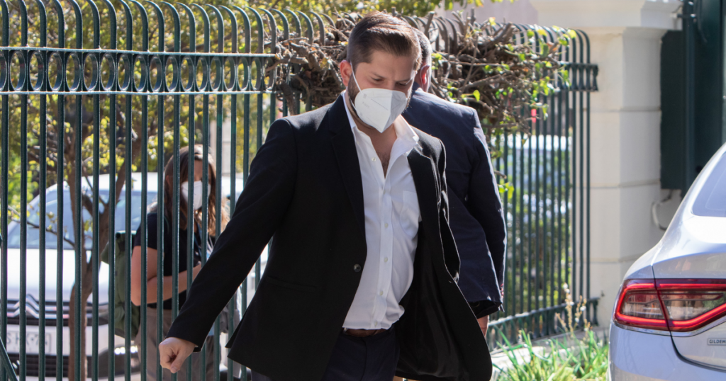 Presidente Gabriel Boric se traslada hasta recinto asistencial para visitar a carabinero baleado en Colina