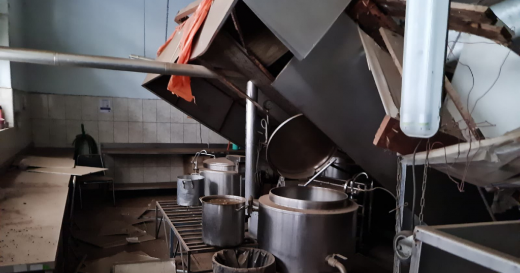 Hospital Carlos Van Buren sufre derrumbe del techo de la Unidad Central de Alimentación: Trabajadores acusan “permanente abandono”