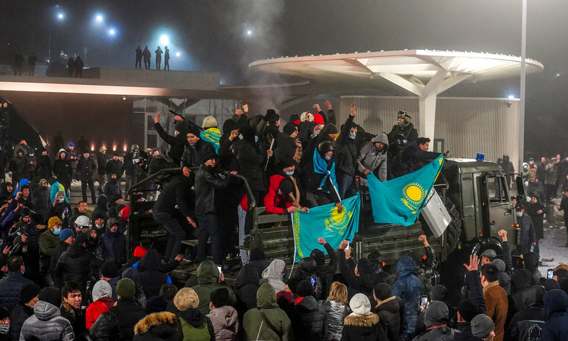 Kazajistán: Autoridades reportan “decenas de manifestantes muertos” y más de mil heridos tras protestas