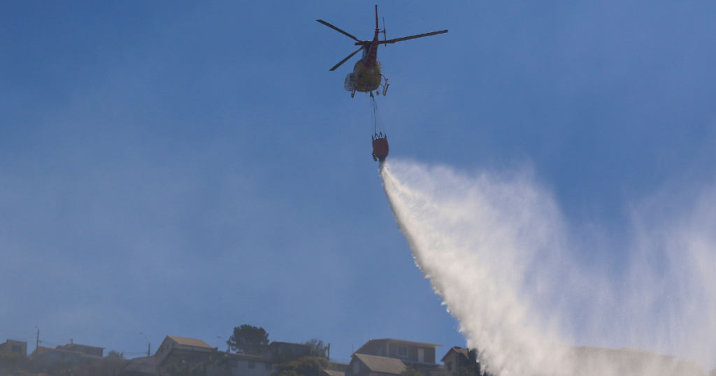 Onemi declaró Alerta Roja para Valparaíso por incendio forestal denominado “Montedocino”