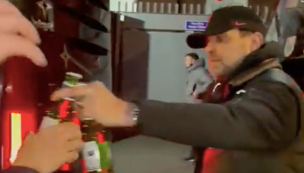 [Video] El particular gesto de Klopp: entrenador del Liverpool regaló cervezas a los hinchas luego del triunfo de su equipo