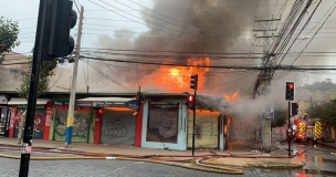 Incendio estructural afecta a varios locales comerciales en Viña del Mar