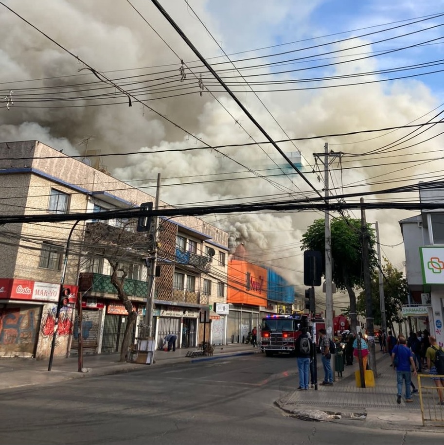 Gigantesco incendio en bodegas de San Bernardo