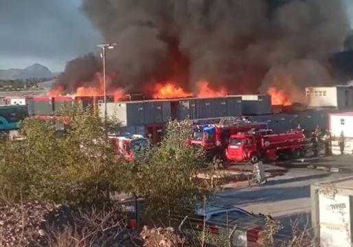 Bomberos intenta controlar incendio en patio de almacenaje de empresa en Quilicura