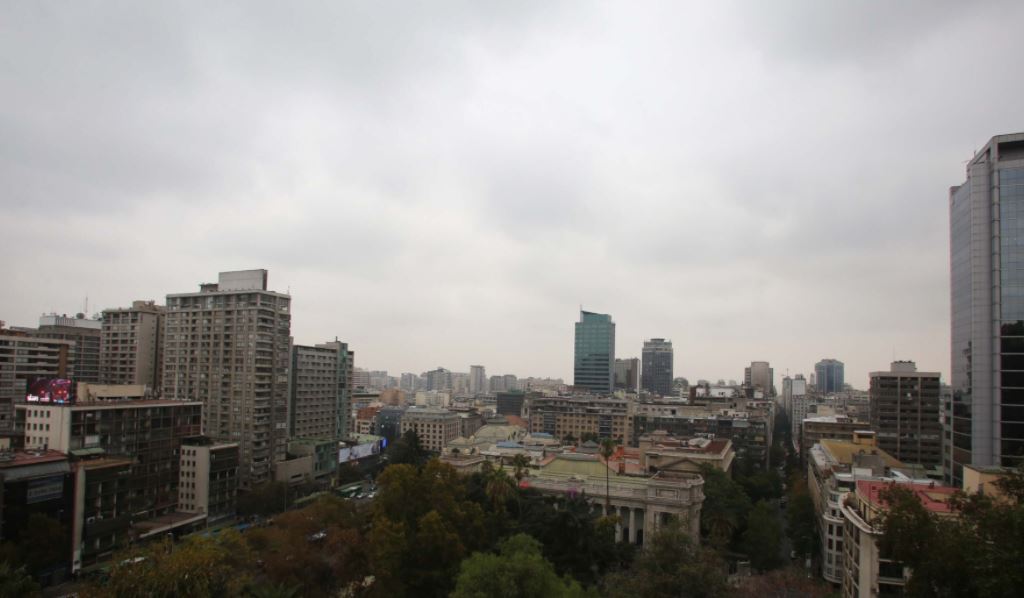 Emiten aviso por “precipitaciones normales a moderadas” en regiones de Valparaíso y Metropolitana