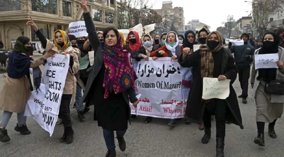 Talibanes dispersan por la fuerza una manifestación de mujeres en Kabul