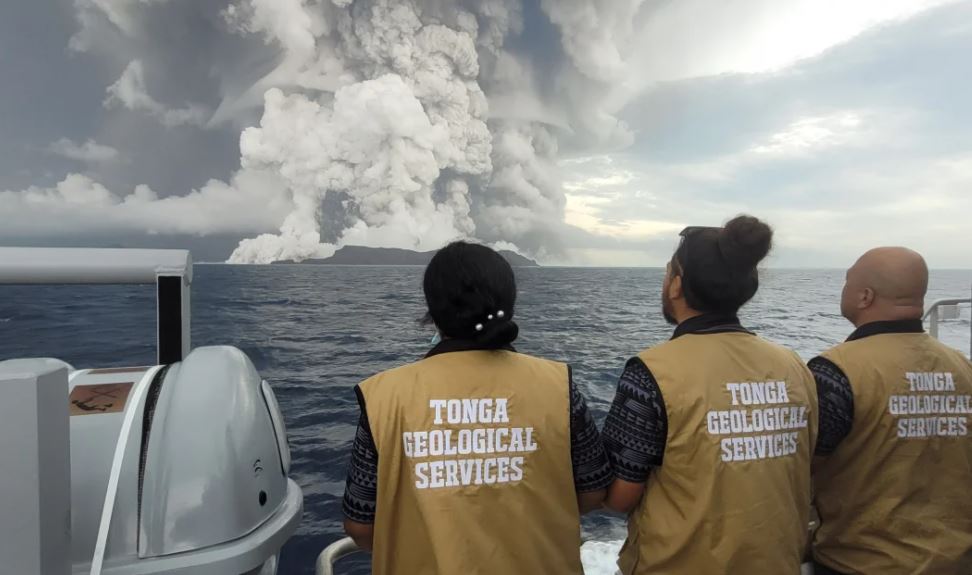 Tonga mantiene las comunicaciones caídas tras sufrir un tsunami