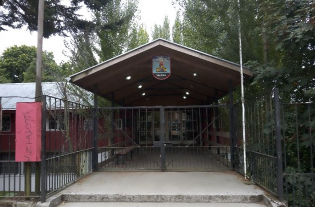 Nueva amenaza de “masacre escolar” obliga a suspender clases en liceo de Valdivia