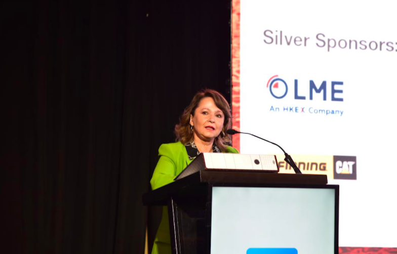 Ministra Hernando invitó a la industria a trabajar junto al Gobierno para dar certezas a la inversión