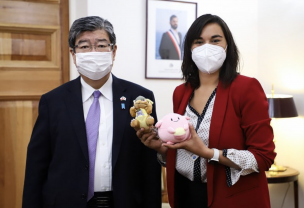 Ministra Izkia Siches también recibió peluches Pokémon de regalo