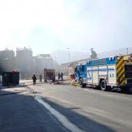 Controlado incendio que afectó a empresa papelera en Puente Alto