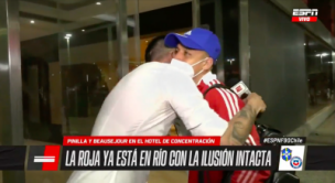 [Video] Emotivo reencuentro: Mauricio Pinilla y Jean Beausejour recibieron a la Roja en su llegada a Río de Janeiro