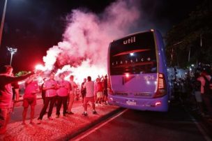 [Video] Recibimiento multitudinario: miles de hinchas esperaron a la Roja en su arribo a Brasil