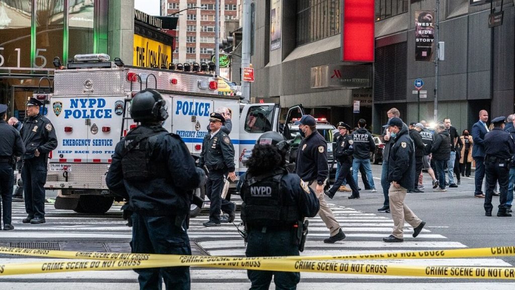 Tiroteo en metro de Nueva York deja 13 heridos: Bomberos reporta artefactos explosivos sin detonar en estación