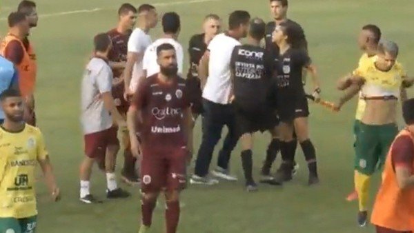 ¡Insólito! Entrenador brasileño agrede a jueza de línea con un cabezazo