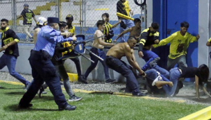 Vergonzoso: batalla campal entre barristas obliga a suspender el clásico de Honduras