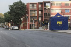 Mujer murió tras caer de un piso 15 en Santiago centro: Investigan participación de terceras personas