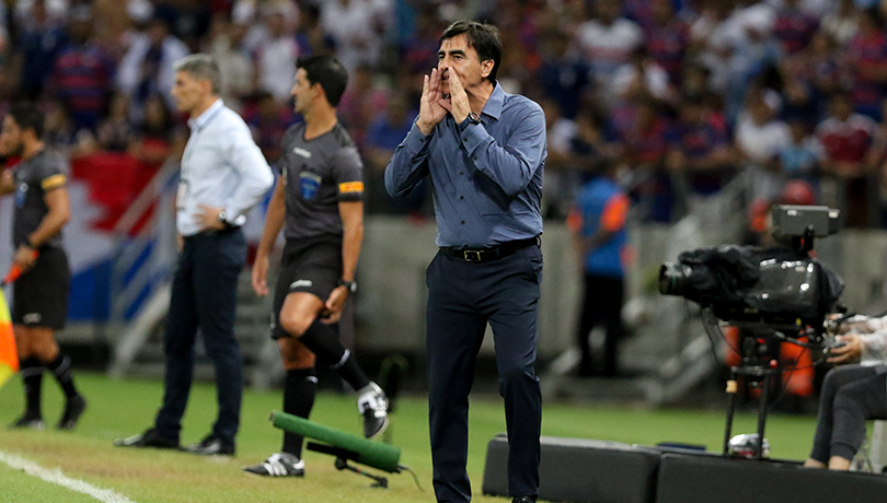 El técnico de la semana: Conmebol destaca a Gustavo Quinteros tras su estreno en la Copa Libertadores