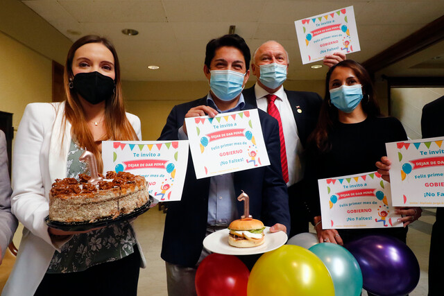 FOTOS | “Te invito a dejar de dar pena”: Diputados RN “celebran” primer mes de gobierno del Presidente Boric