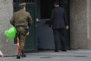 Hombre en silla de ruedas intentó quemarse a lo bonzo frente a La Moneda