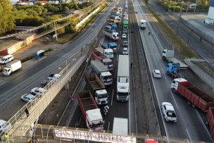 Camioneros bloquean pista de Ruta 5 Sur a la altura de Paine