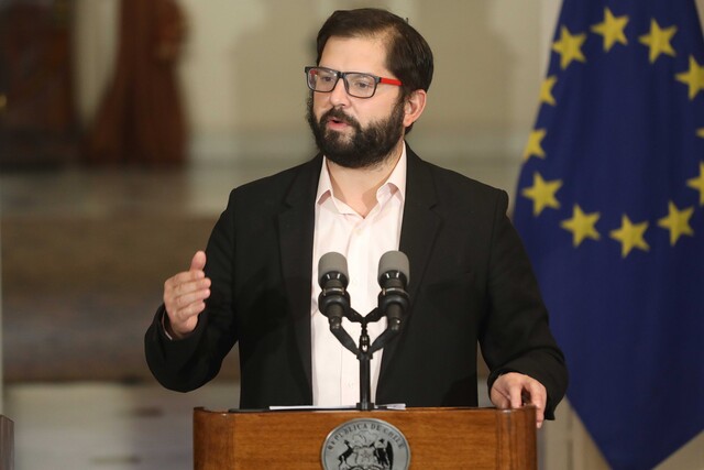 Presidente Boric y actos de violencia de estudiantes: “Los que quieran quemar buses tendrán que responder ante la ley”