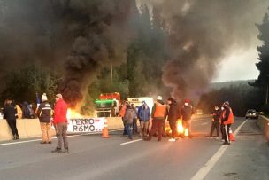 Trabajadores bloquean ruta en Los Álamos tras ataque que destruyó 30 vehículos