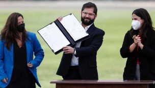 Fútbol femenino: Presidente Gabriel Boric promulga ley que obliga a los clubes a tener a sus jugadoras con contratos profesionales