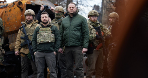 Zelenski visita la ciudad de Bucha tras la masacre de más de 300 civiles