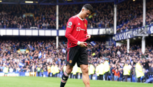 ¡Vergonzoso! Cristiano Ronaldo tira el celular de un fanático tras caída del United