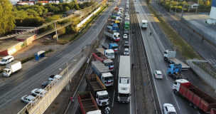 Camioneros mantienen bloqueo parcial en la Ruta 5 Sur