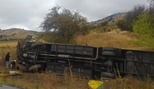 Volcamiento de bus deja dos muertos y 14 heridos en ruta que une San Javier y Constitución