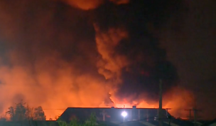 Gigantesco incendio en La Pintana consume fábrica de velas: Siniestro se mantiene fuera de control