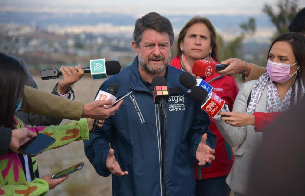 Autoridades inspeccionan piscinas decantadoras en Quebrada de Macul tras anuncio de lluvias en comunas precordilleranas