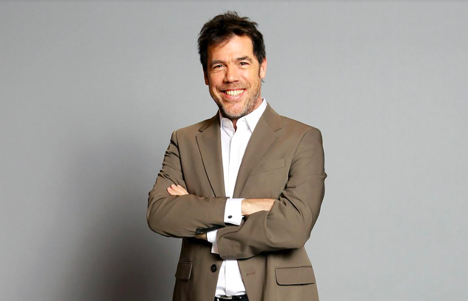 Álvaro Escobar vuelve a la pantalla chica con “Starstruck, de fanáticos a estrellas”, el nuevo estelar de talentos de Canal 13