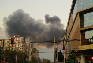 Ñuñoa: Reportan la quema de un bus del Transantiago en Avenida Grecia