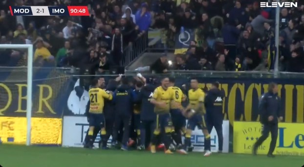 ¡De locos! Arquero le da la victoria al Modena con un gol de arco a arco a los 91′