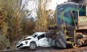 Tren de carga choca contra un vehículo en Maipú: Lo arrastró por casi 100 metros