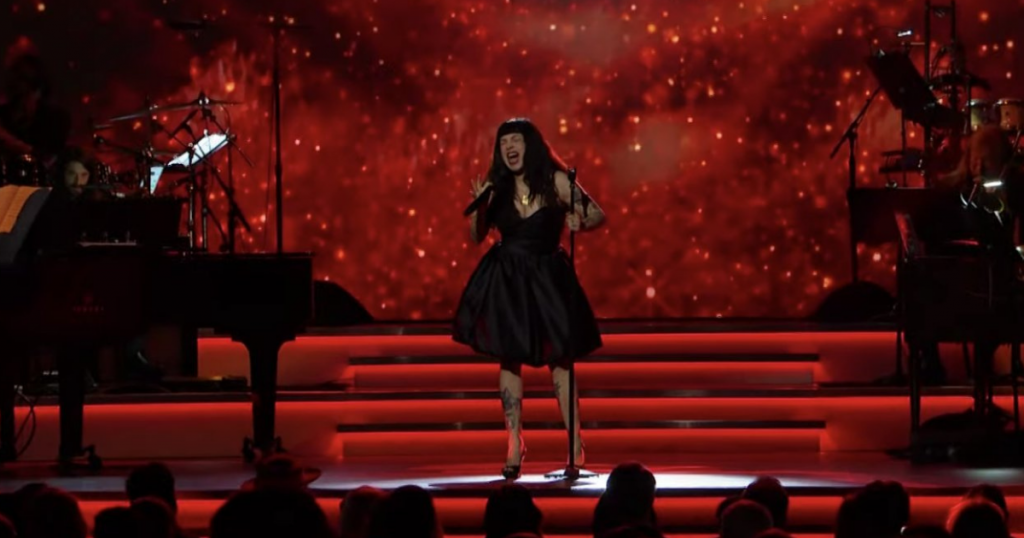 No ganó, pero se lució: Mon Laferte cautiva con presentación de “La Mujer” en los Grammy 2022