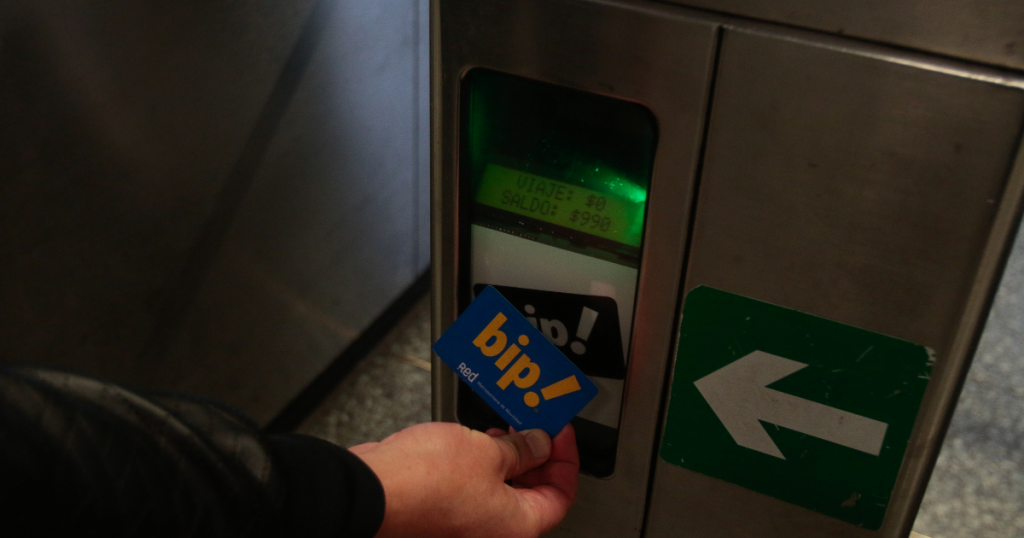 Metro de Santiago restablece servicio completo en estación Baquedano