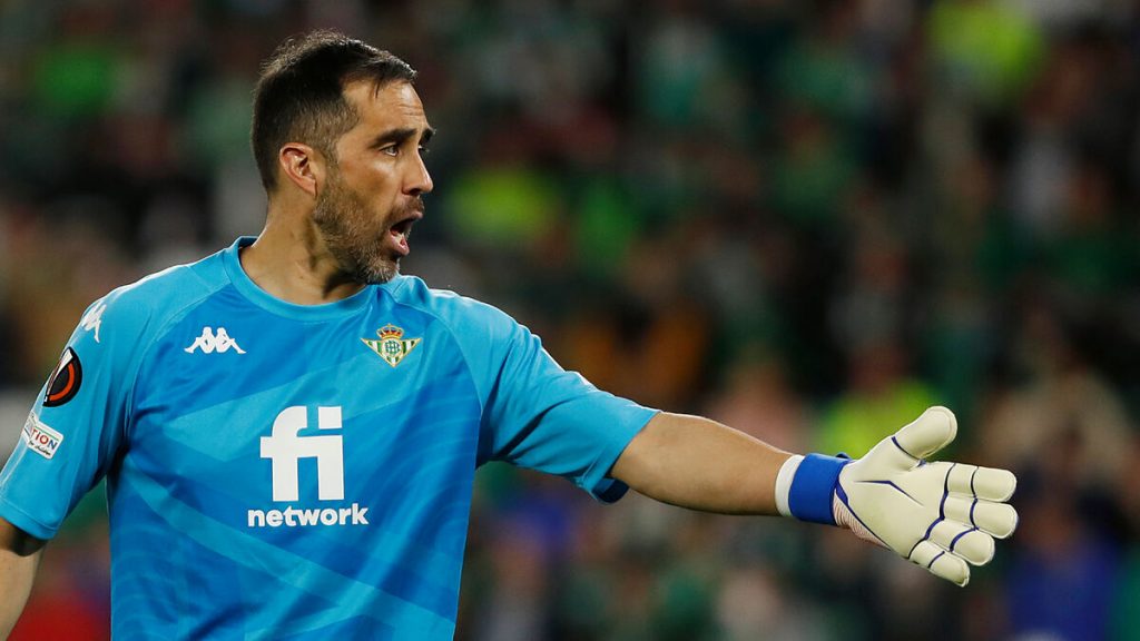 “No cualquiera llega hasta los 40”: Betis anuncia la renovación de Claudio Bravo hasta 2023