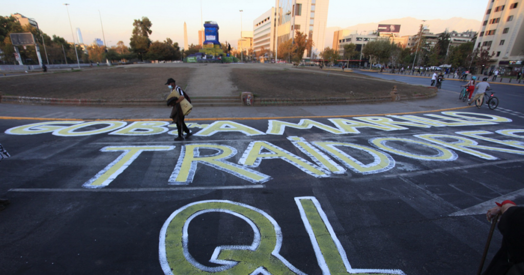 “Gobierno amarillo, traidores”: La protesta en contra de la administración de Boric en Plaza Baquedano