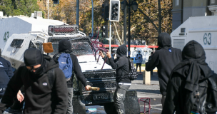 Adolescente de 15 años con overol blanco fue detenido en medio de las protestas en el Instituto Nacional