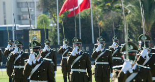 Símbolos de mando y liderazgo: 310 futuros oficiales de Carabineros recibieron espadines y sables