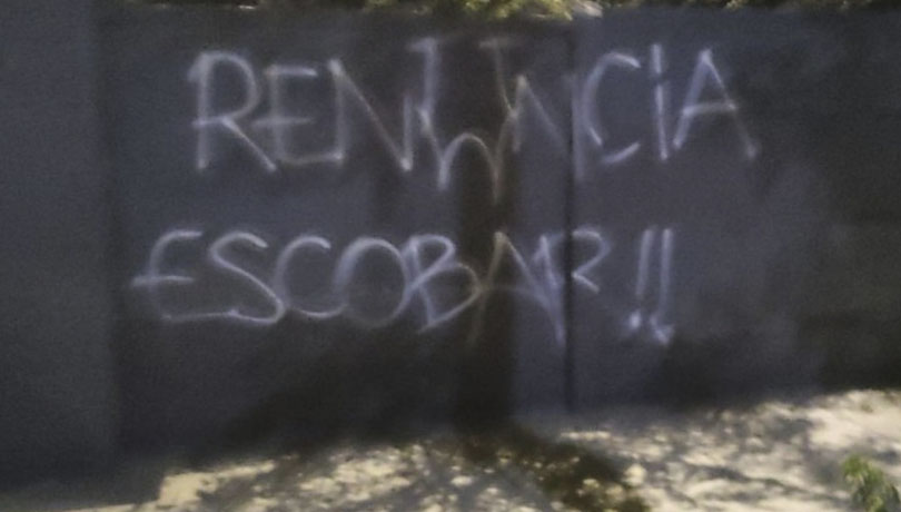“¡Renuncia Escobar!”: el CDA amanece con diferentes mensajes contra el entrenador y los dirigentes de la U