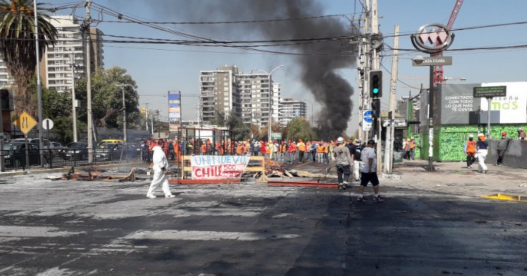 Obreros protestan por paralización de proyecto inmobiliario en Plaza Egaña: Activan desvíos de tránsito y cierran estación de Metro