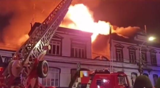 Incendio destruyó edificio de la Prefectura de Carabineros de Punta Arenas: Se propagó a la Delegación Presidencial